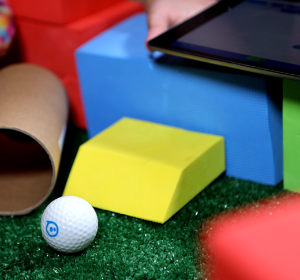 Mini Golf – Appgesteuerter Robotik-Ball für interaktiven Golfspass und spannende Herausforderungen
