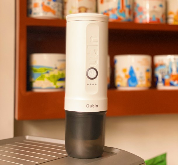 OutIn Nano Pearl White – Tragbare Espressomaschine für aromatischen Espresso unterwegs