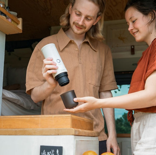 OutIn Nano Pearl White – Tragbare Espressomaschine für aromatischen Espresso unterwegs