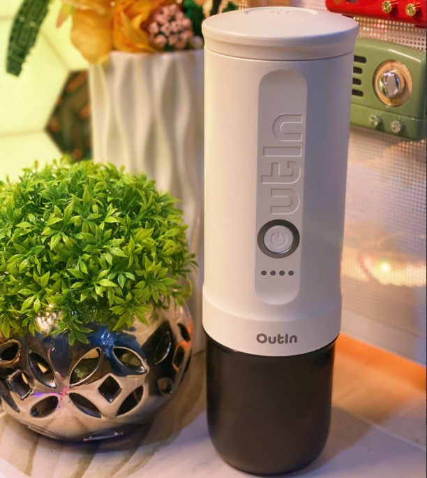 OutIn Nano Pearl White – Tragbare Espressomaschine für aromatischen Espresso unterwegs