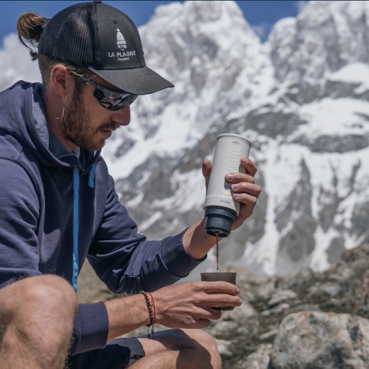 OutIn Nano Pearl White – Tragbare Espressomaschine für aromatischen Espresso unterwegs